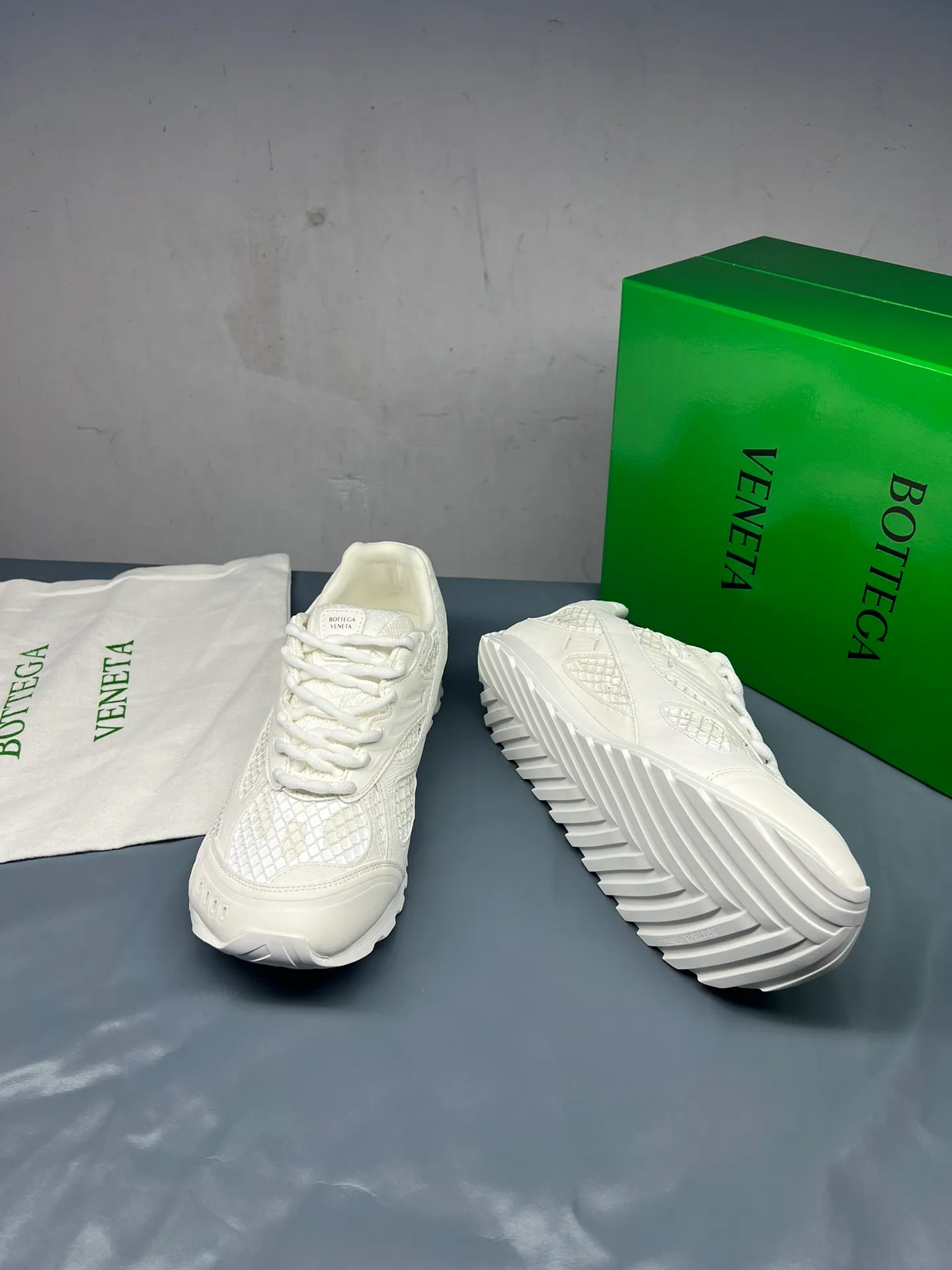 👟👟Ex-factory price 600👟👟 Men's size +10 Real photos 🔥🔥BV Orbit sneakers Wang Yibo's same style couple's dad shoes Runner sneakers, made of lightweight technical mesh fabric. Matched with geometric pattern designed rubber outsole Wang Zha series high version Look for the package craftsmanship The actual height is much higher, but the legs are still slim. Very nice and playable and durable Matching to the standard 💯 Package shoe technology Look for the high version The outsole is made of color-blocked TPU outsole Women's model 35 36 37 38 39 40 41 (40 41 customized) Men's model 39 40 41 42 43 44 45. (Customized size 45) (Customer logo can be accepted without refund or exchange at a favorable price) Equipped with original packaging